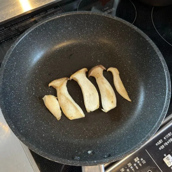 好みで焼き時間を調整する　撮影：grape編集部