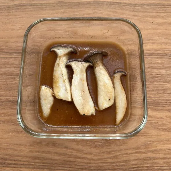 マリネ液に浸す　撮影：grape編集部