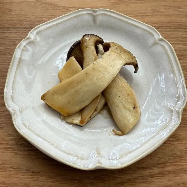 焼きエリンギのからしマリネ完成　撮影：grape編集部