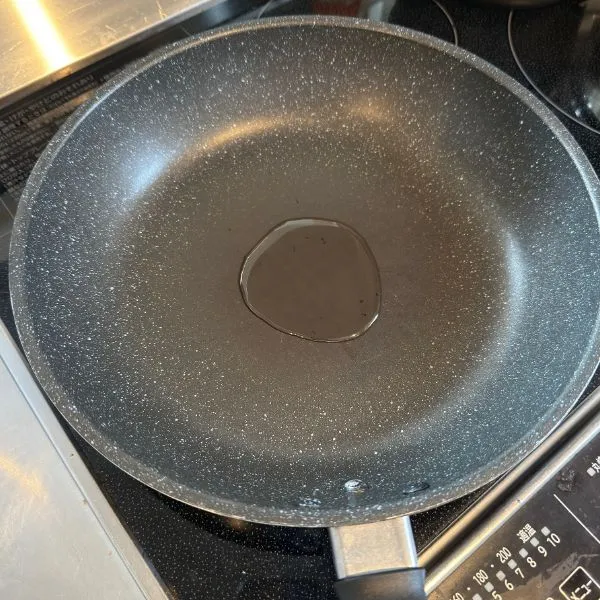 フライパンに油をひく　撮影：grape編集部