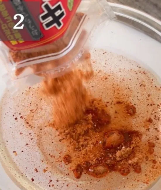 キムチの素を溶かす様子