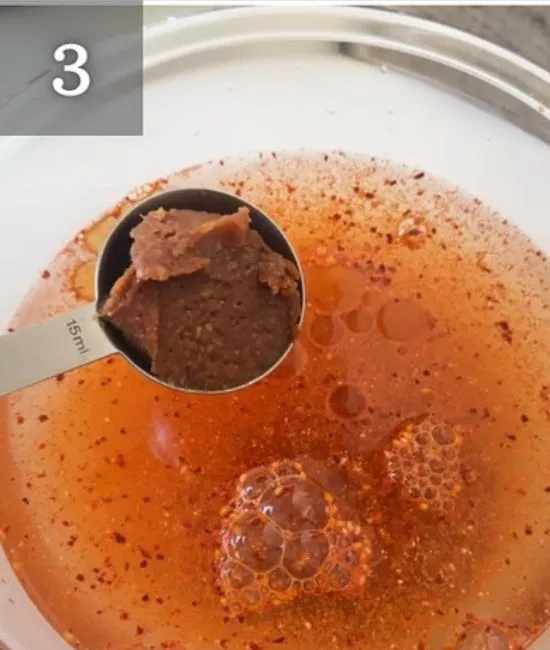 味噌を溶かす様子