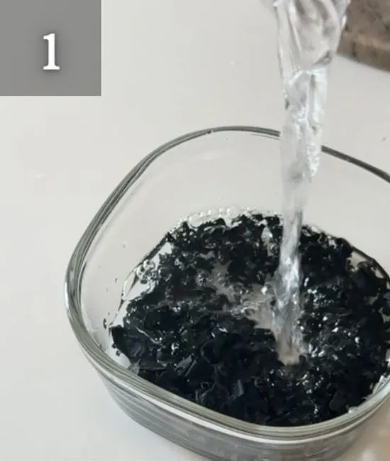 わかめを水で戻す