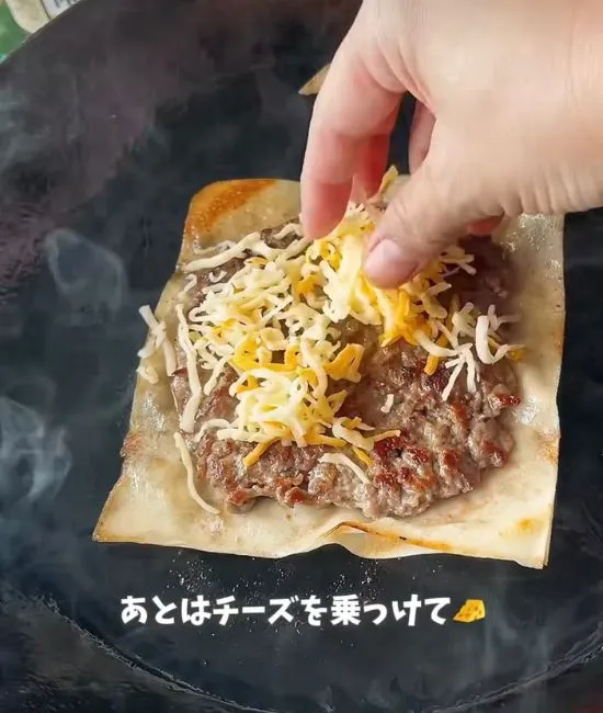 チーズをのせる様子