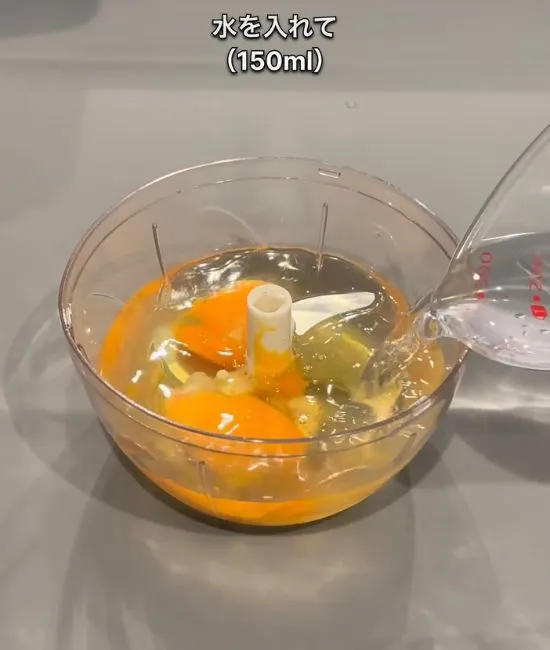 調味料を入れる様子