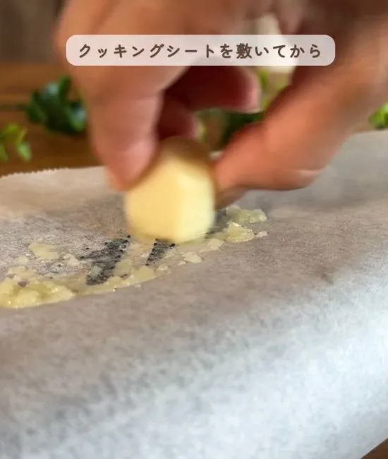 ニンニクをおろす様子