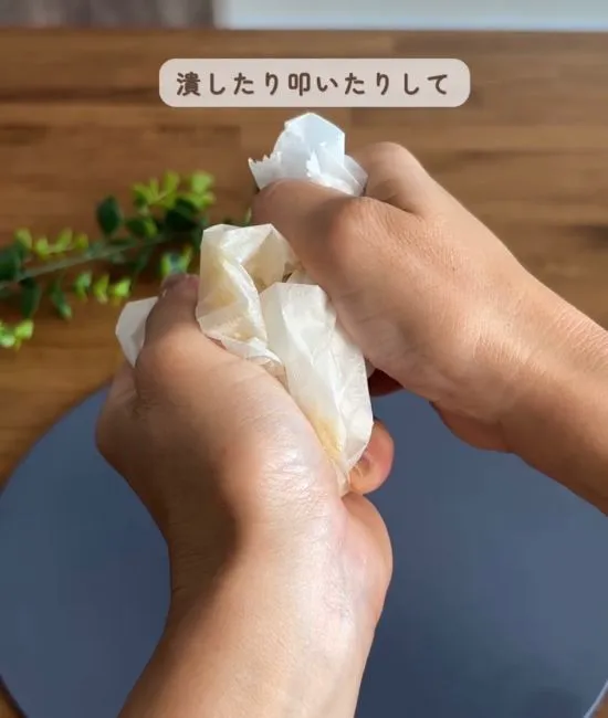 チーズを握る様子