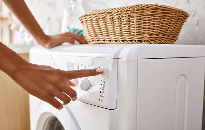 作業服の機械油を落とす際の注意点