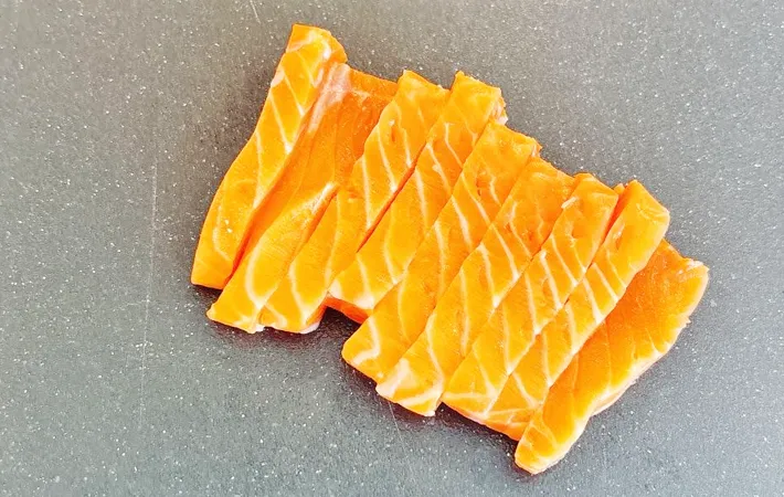 『サーモンの塩こんぶ漬け』を作る写真（撮影：キジカク）