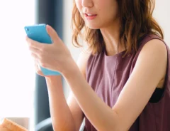 スマホを見る女性の写真