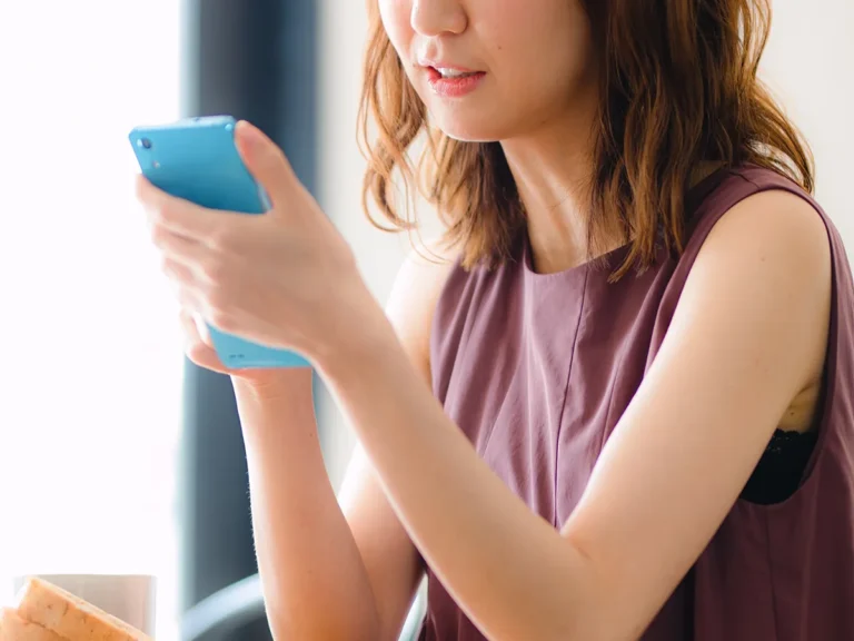 スマホを見る女性の写真