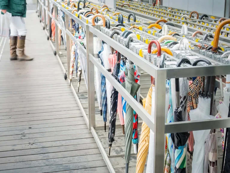 傘立てと傘の写真