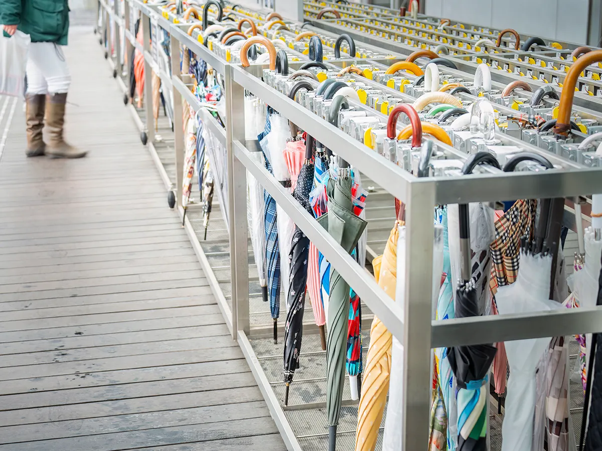 傘立てと傘の写真