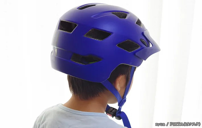 ヘルメットをかぶる男の子の写真