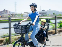 自転車に乗る親子の写真