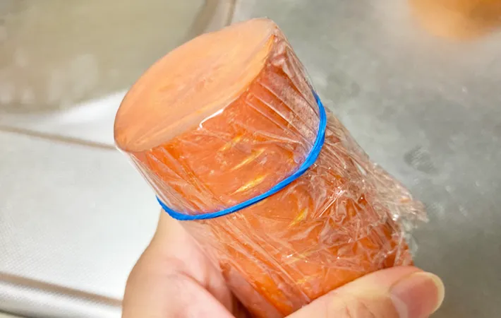 人参をラップで包んでいる写真（撮影：エニママ）