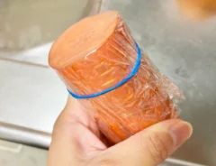 人参をラップで包んでいる写真（撮影：エニママ）