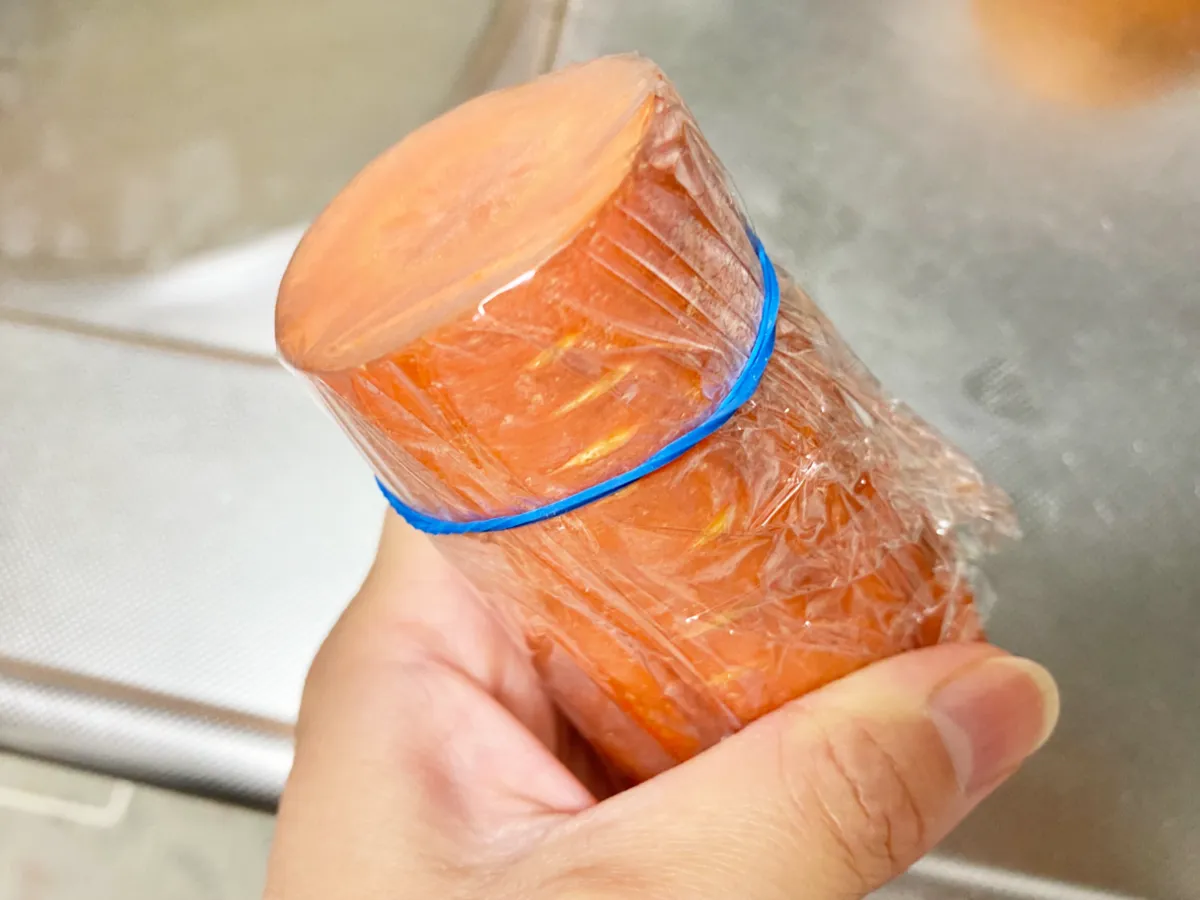 人参をラップで包んでいる写真（撮影：エニママ）