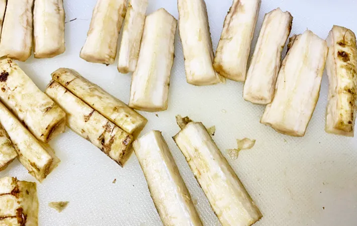 『ごぼうの甘辛炒め』を作る写真（撮影：エニママ）