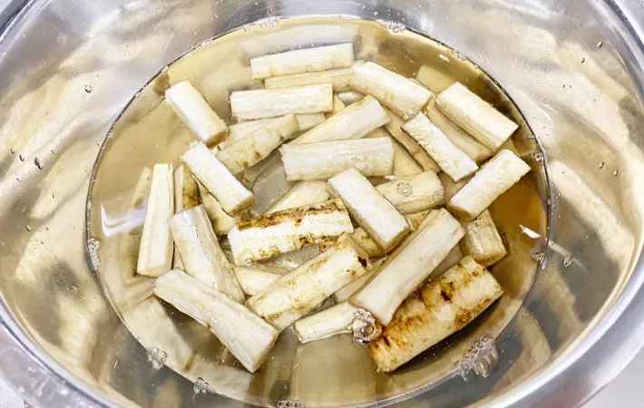 『ごぼうの甘辛炒め』を作る写真（撮影：エニママ）