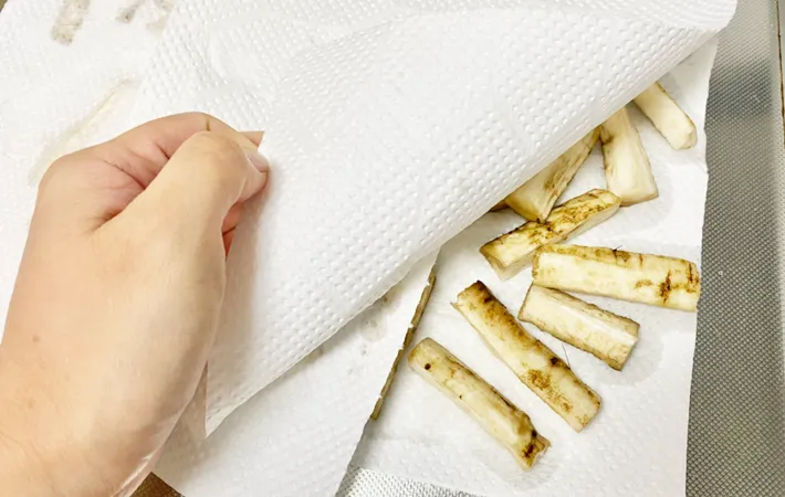 『ごぼうの甘辛炒め』を作る写真（撮影：エニママ）