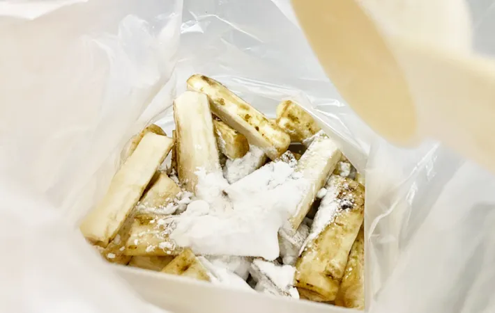 『ごぼうの甘辛炒め』を作る写真（撮影：エニママ）