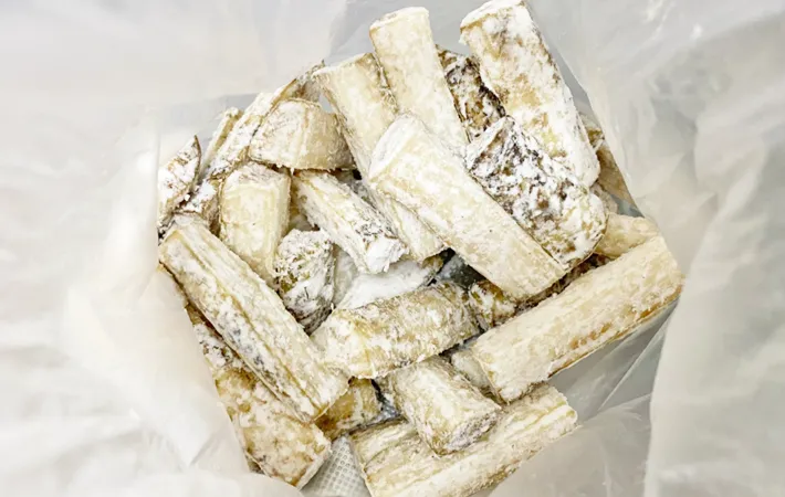 『ごぼうの甘辛炒め』を作る写真（撮影：エニママ）