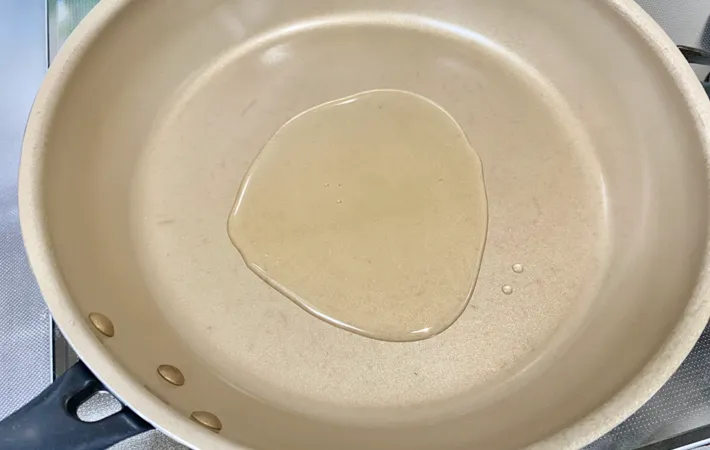 『ごぼうの甘辛炒め』を作る写真（撮影：エニママ）