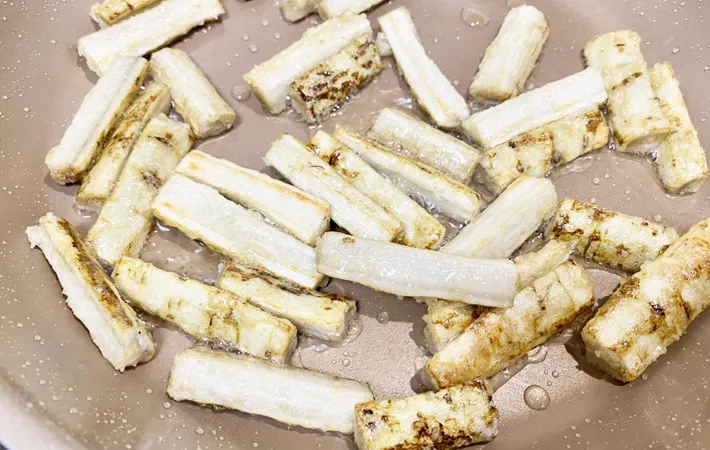 『ごぼうの甘辛炒め』を作る写真（撮影：エニママ）