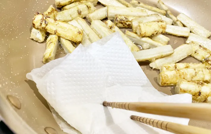 『ごぼうの甘辛炒め』を作る写真（撮影：エニママ）