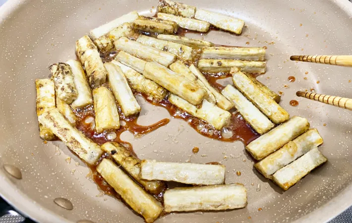 『ごぼうの甘辛炒め』を作る写真（撮影：エニママ）