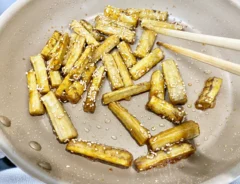 『ごぼうの甘辛炒め』を作る写真（撮影：エニママ）