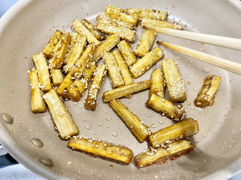 『ごぼうの甘辛炒め』を作る写真（撮影：エニママ）