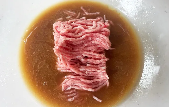 『ボウル1つで作れる麻婆豆腐』を作る写真（撮影：エニママ）