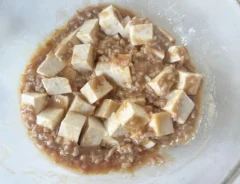 『ボウル1つで作れる麻婆豆腐』を作る写真（撮影：エニママ）