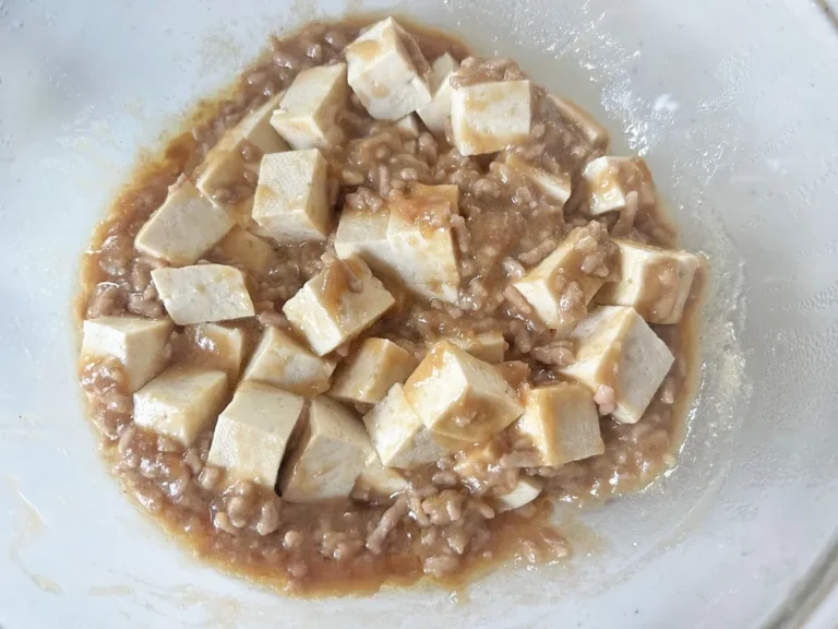 『ボウル1つで作れる麻婆豆腐』を作る写真（撮影：エニママ）