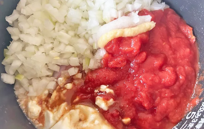 『炊飯器でバターチキンカレー』を作る写真（撮影：エニママ）