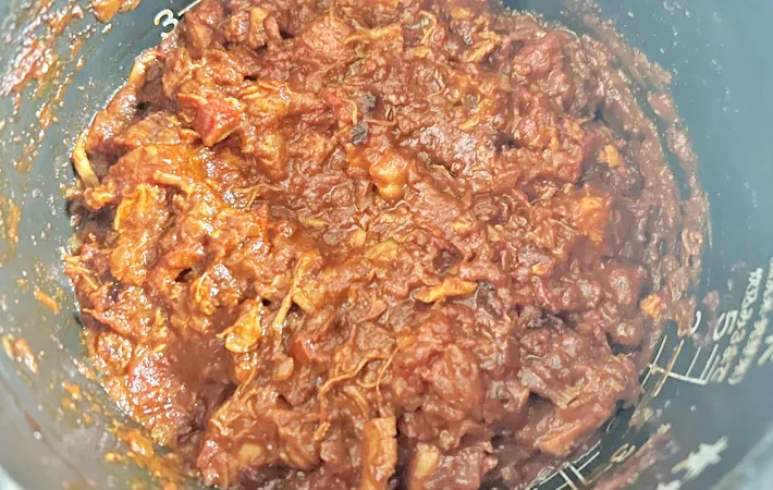 『炊飯器でバターチキンカレー』を作る写真（撮影：エニママ）