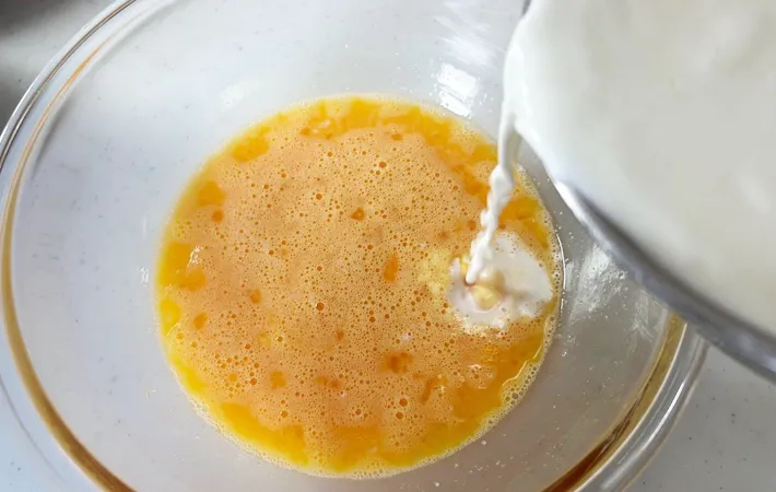 『炊飯器でプリン』を作る写真（撮影：エニママ）