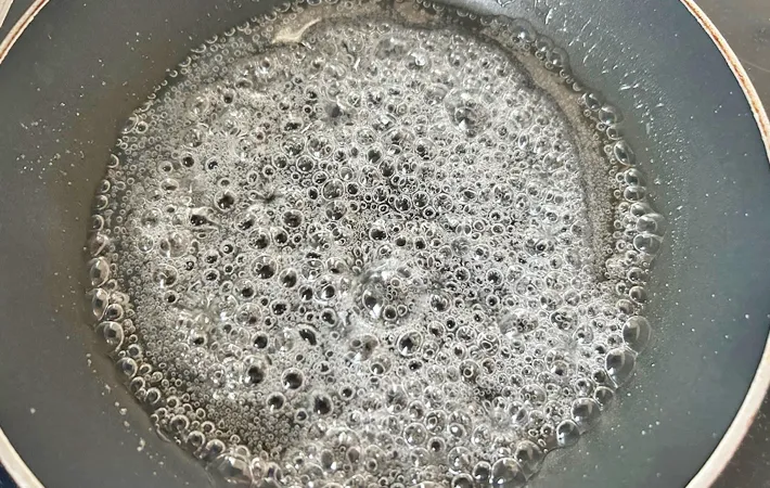 『炊飯器でプリン』を作る写真（撮影：エニママ）