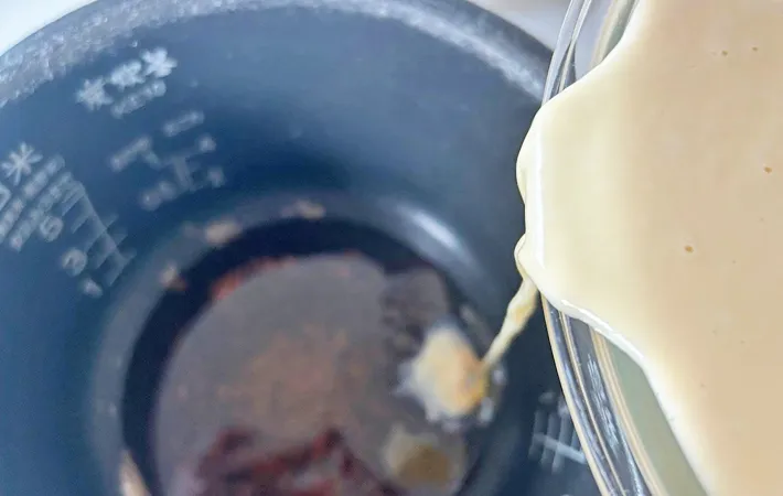 『炊飯器でプリン』を作る写真（撮影：エニママ）