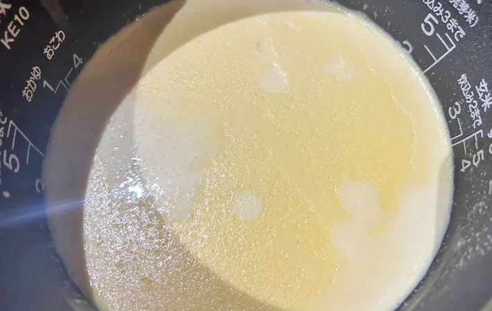 『炊飯器でプリン』を作る写真（撮影：エニママ）