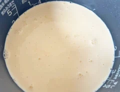 『炊飯器でプリン』を作る写真（撮影：エニママ）