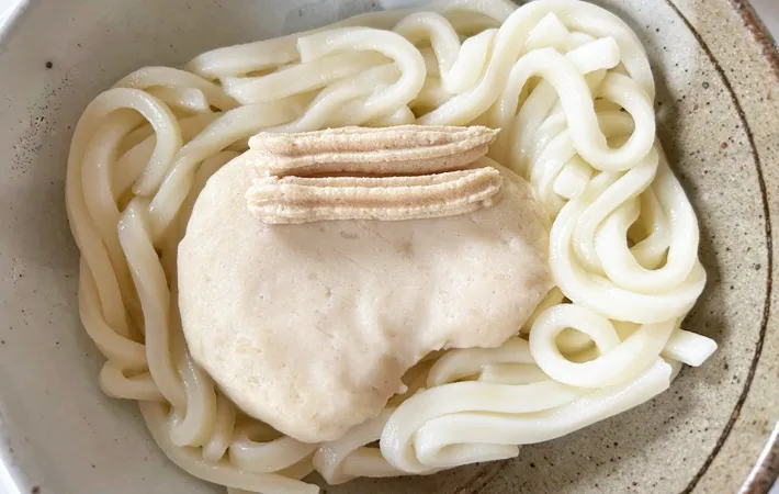 『秒速　金のサラダチキンうどん』を作る写真（撮影：エニママ）