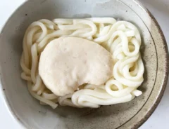 『秒速　金のサラダチキンうどん』を作る写真（撮影：エニママ）