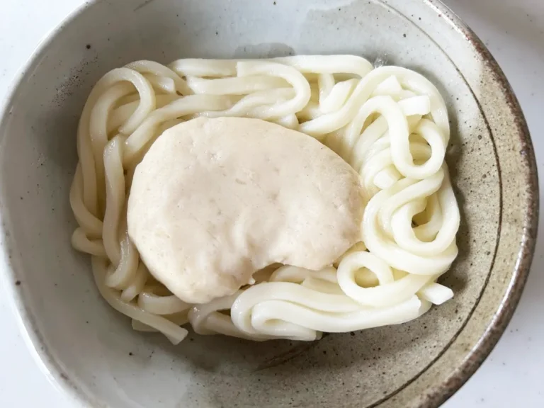 『秒速 金のサラダチキンうどん』を作る写真(撮影:エニママ)