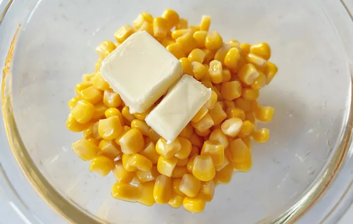 『黄金のTKGバタコ』を作る写真（撮影：エニママ）