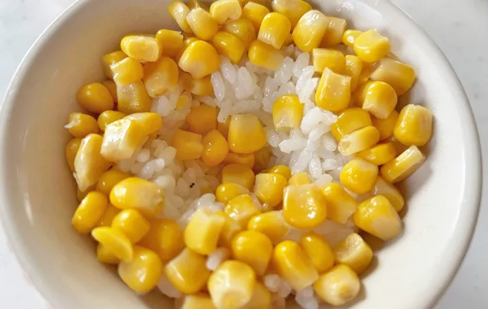 『黄金のTKGバタコ』を作る写真（撮影：エニママ）