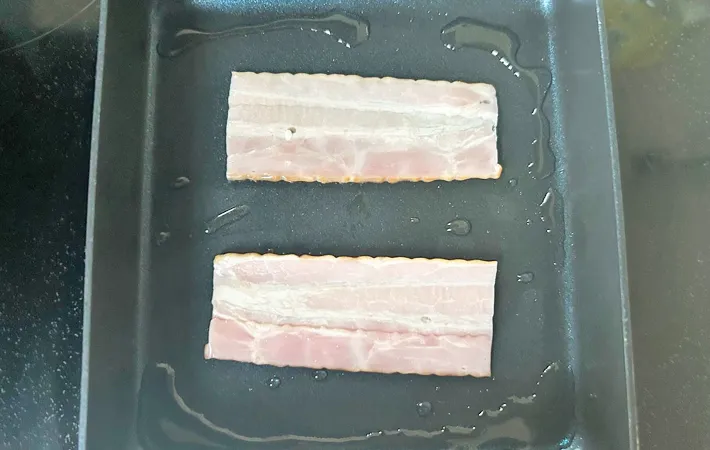 『ベーコンエッグ風玉子焼き』を作る写真（撮影：エニママ）