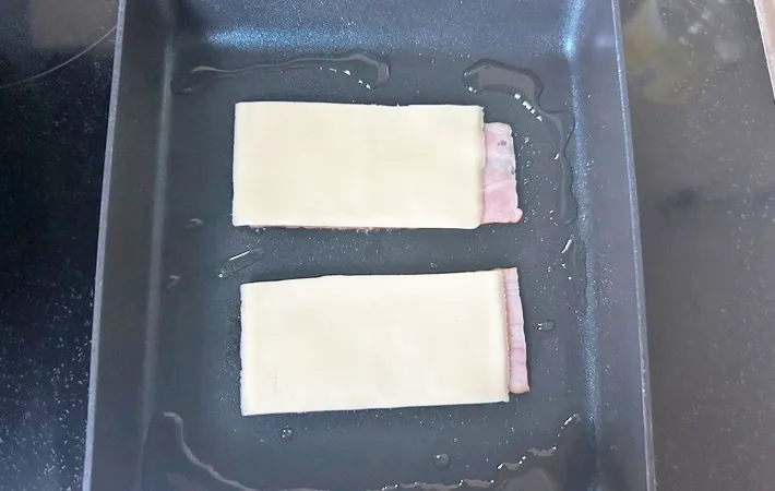 『ベーコンエッグ風玉子焼き』を作る写真（撮影：エニママ）